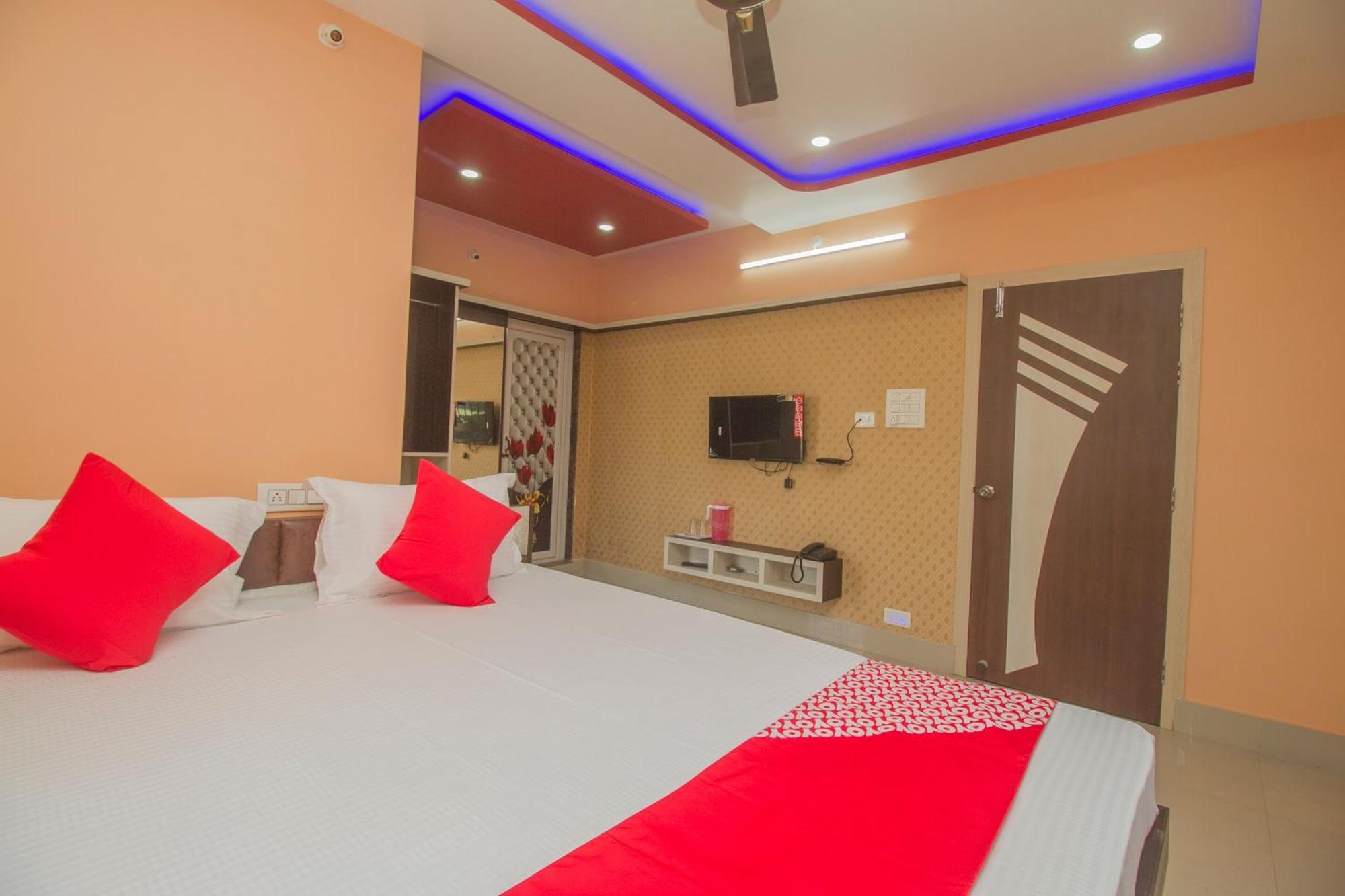 OYO 69895 Kalpana Residency Inn Siliguri Bagian luar foto